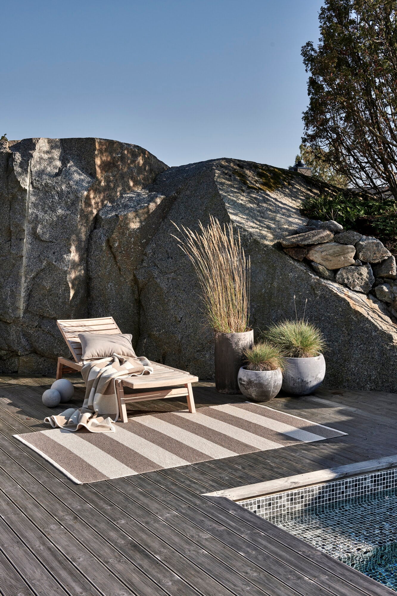 Pappelina Bob rug, 70 x 225 cm, mud - vanilla | Finnish Design Shop