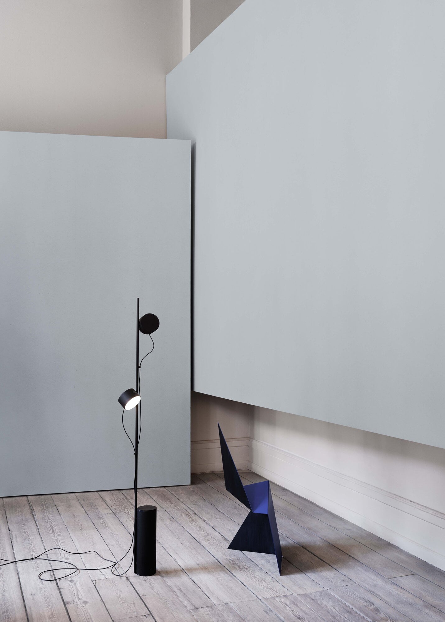 Muuto ポストフロアランプ　Post floor lamp black Muuto Post floor lamp, black | Finnish Design Shop