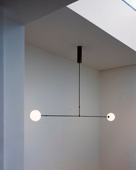 Michael Anastassiades Mobile Chandelier 2 riippuvalaisin, musta patinoitu messinki, sisustuskuva