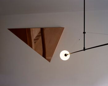 Michael Anastassiades Mobile Chandelier 2 riippuvalaisin, musta patinoitu messinki, sisustuskuva