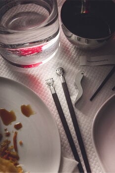 Alessi Alessandro Stick syömäpuikot ja alusta, eebenpuu - ruostumaton teräs, sisustuskuva