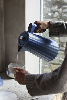 Alessi Plissé vedenkeitin 1,7 L, sininen, sisustuskuva