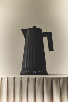 Alessi Plissé vedenkeitin lämmönsäädöllä, 1,7 L, musta, sisustuskuva