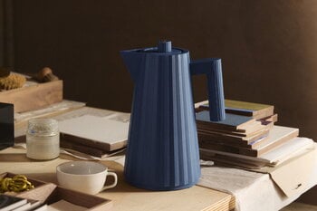 Alessi Plissé vedenkeitin 1,7 L, sininen, sisustuskuva