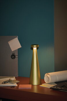 Alessi Bedin ladattava pöytävalaisin, neonkeltainen, sisustuskuva
