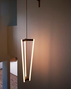 Michael Anastassiades Tube Chandelier riippuvalaisin, satiini messinki, sisustuskuva