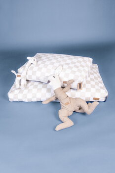 PAIKKA Kengu koiranlelu, beige, sisustuskuva