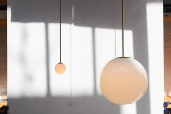 Michael Anastassiades Brass Architectural Collection riippuvalaisin 250, kiillotettu messinki, sisustuskuva