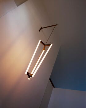 Michael Anastassiades Tube Chandelier riippuvalaisin, satiini messinki, sisustuskuva