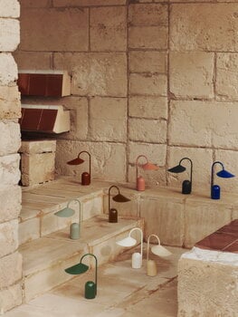 Ferm Living Lampada portatile Arum, cashmere, immagine decorativa