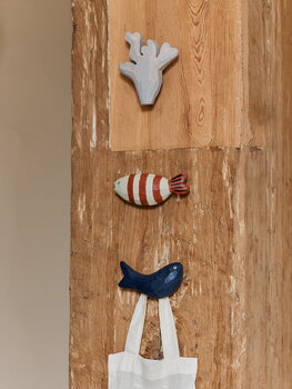 Ferm Living Harbour seinäkoukku, Fish Stripe, baked clay - light celedon, sisustuskuva