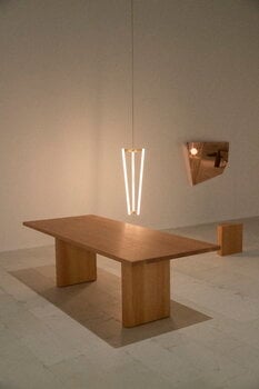 Michael Anastassiades Tube Chandelier riippuvalaisin, satiini messinki, sisustuskuva