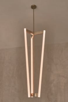 Michael Anastassiades Tube Chandelier riippuvalaisin, satiini messinki, sisustuskuva