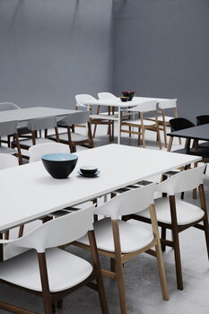 Normann Copenhagen Sedia Herit con braccioli, rovere affumicato - bianco