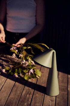 Frandsen Ami ladattava pöytävalaisin, sage green, sisustuskuva
