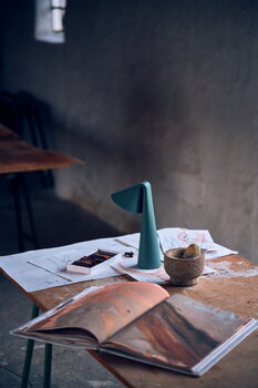 Frandsen Ami ladattava pöytävalaisin, sage green, sisustuskuva