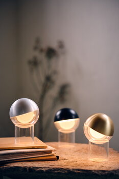Frandsen Lampada da tavolo portatile Pila, alluminio spazzolato, immagine decorativa