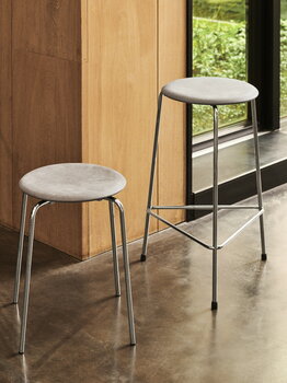 Fritz Hansen Tabouret haut Dot, cuir lava grey - chrome