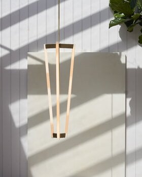 Michael Anastassiades Tube Chandelier riippuvalaisin, satiini messinki, sisustuskuva