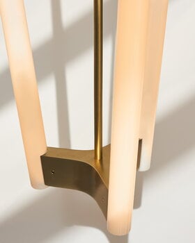 Michael Anastassiades Tube Chandelier riippuvalaisin, satiini messinki, sisustuskuva