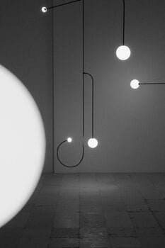 Michael Anastassiades Mobile Chandelier 11 riippuvalaisin, musta patinoitu messinki, sisustuskuva