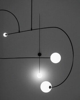 Michael Anastassiades Mobile Chandelier 13 riippuvalaisin, musta patinoitu messinki, sisustuskuva