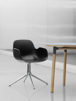 Normann Copenhagen Form Swivel 4L käsinojallinen tuoli, alumiini-brandy nahka Ultra