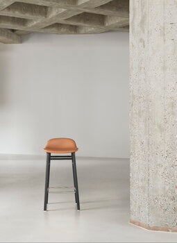 Normann Copenhagen Form barstol, 65 cm, svart ek - svart läder Ultra