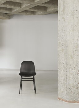 Normann Copenhagen Form tuoli, musta teräs - brandy nahka Ultra