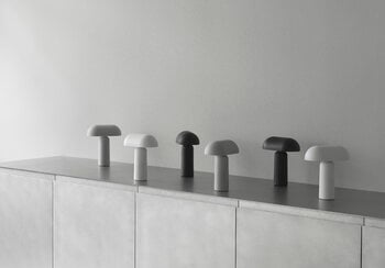 Normann Copenhagen Porta ladattava pöytävalaisin, valkoinen