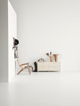 String Furniture Relief Kommode mit Beinen, niedrig, Esche