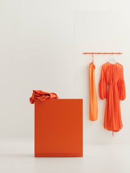 String Furniture Relief Kommode mit Beinen, breit, Orange