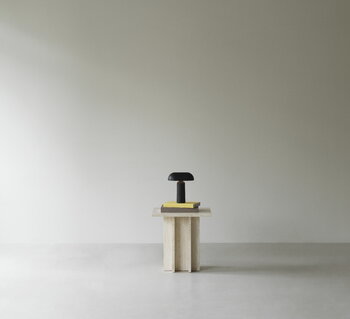 Normann Copenhagen Lampada da tavolo portatile Porta, nera, immagine decorativa