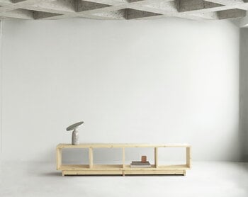 Normann Copenhagen Bibliothèque Plank, modèle bas, pin laqué résistant aux UV