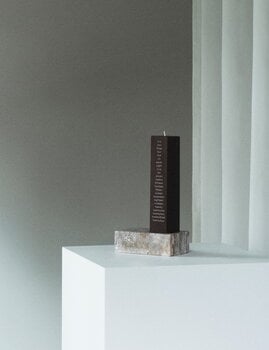 Normann Copenhagen Even kynttilänjalka, hopea travertiini, sisustuskuva