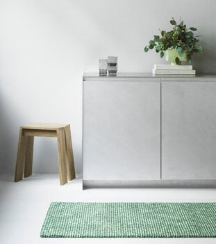 Normann Copenhagen Flick matto, 80 x 200 cm, luonnonvalkoinen - tummanvihreä, sisustuskuva