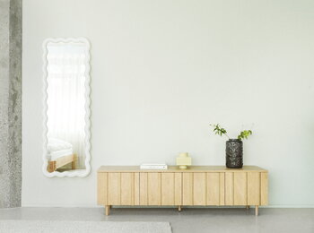 Normann Copenhagen Rib senkki, matala, 175 cm, tammi, sisustuskuva
