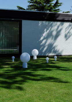 Normann Copenhagen Yo ladattava pöytävalaisin, pieni, valkoinen, sisustuskuva