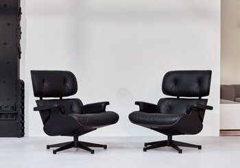 Vitra Eames Lounge Chair, klass. Größe, Esche schwarz – Leder schwarz