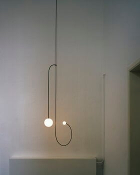 Michael Anastassiades Mobile Chandelier 11 riippuvalaisin, musta patinoitu messinki, sisustuskuva