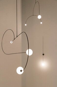 Michael Anastassiades Mobile Chandelier 13 riippuvalaisin, musta patinoitu messinki, sisustuskuva