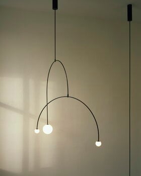 Michael Anastassiades Mobile Chandelier 9 riippuvalaisin, musta patinoitu messinki, sisustuskuva