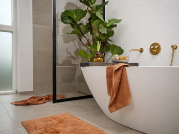 Zone Denmark Tiles kylpyhuoneen matto, 50 x 80 cm, mandarine, sisustuskuva