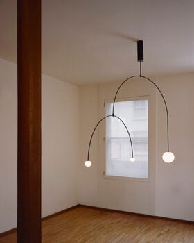 Michael Anastassiades Mobile Chandelier 9 riippuvalaisin, musta patinoitu messinki, sisustuskuva