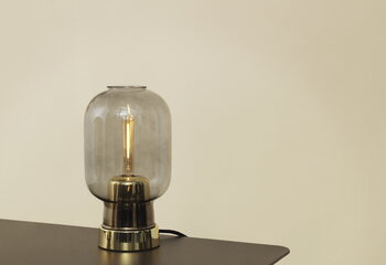 Normann Copenhagen Lampada da tavolo Amp, grigio fumo - ottone