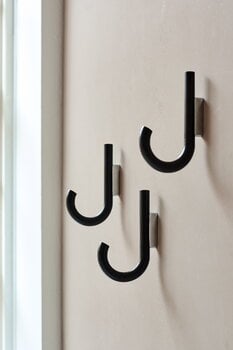 Gejst Hook koukku, musta tammi - kromi, sisustuskuva