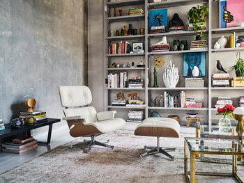Vitra Eames Lounge Chair, uusi koko, valkolak. pähkinä - valk. nahka