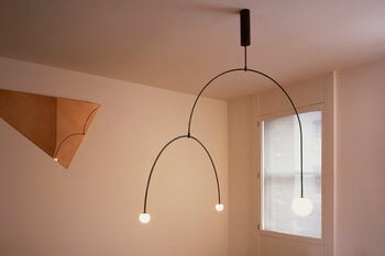 Michael Anastassiades Mobile Chandelier 9 riippuvalaisin, musta patinoitu messinki, sisustuskuva