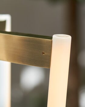 Michael Anastassiades Tube Chandelier riippuvalaisin, satiini messinki, sisustuskuva