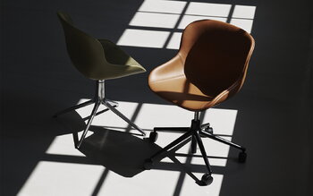 Normann Copenhagen Hyg chair with 5 wheels, swivel, aluminium - brandy leather Ultr